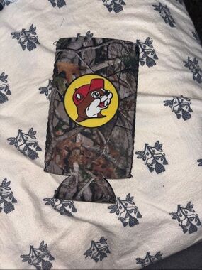 Buc-ee's Camo Can Cooler - Realtree Camouflage Beverage Koozie